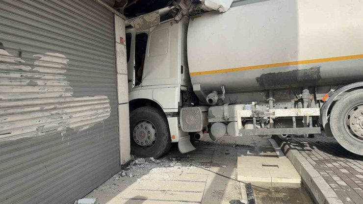 BAŞAKŞEHİR’DE TIP MERKEZİNİN BULUNDUĞU BİNAYA TANKER ÇARPTI