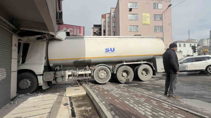 BAŞAKŞEHİR’DE TIP MERKEZİNİN BULUNDUĞU BİNAYA TANKER ÇARPTI