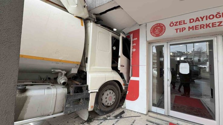 BAŞAKŞEHİR’DE TIP MERKEZİNİN BULUNDUĞU BİNAYA TANKER ÇARPTI