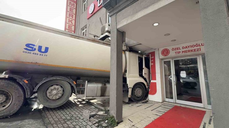 BAŞAKŞEHİR’DE TIP MERKEZİNİN BULUNDUĞU BİNAYA TANKER ÇARPTI