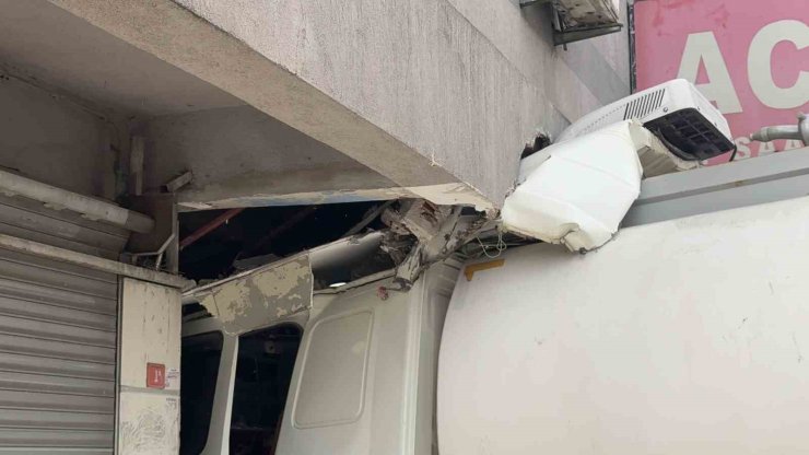 BAŞAKŞEHİR’DE TIP MERKEZİNİN BULUNDUĞU BİNAYA TANKER ÇARPTI