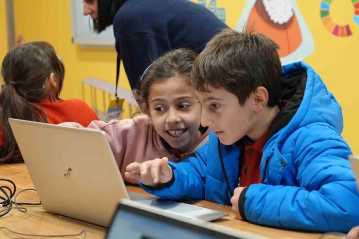 MEDİAMARKT ATEŞBÖCEĞİ ÖĞRENİM TIRLARINDA BİR YILDA 5 BİN ÇOCUK EĞİTİM ALDI