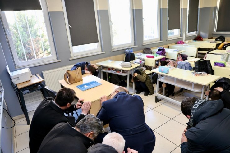 SİLİVRİ’DE OKULLARDA DEPREM TATBİKATI