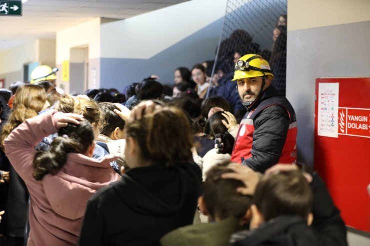 SİLİVRİ’DE OKULLARDA DEPREM TATBİKATI