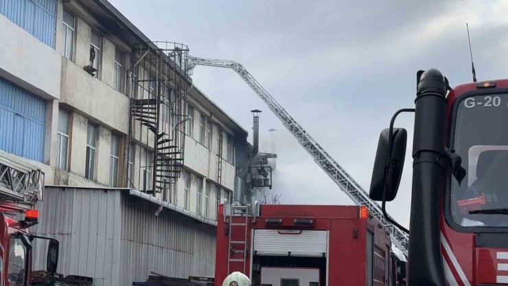İSTANBUL’DA KAUÇUK İMALATHANESİNDEN ALEVLER YÜKSELDİ
