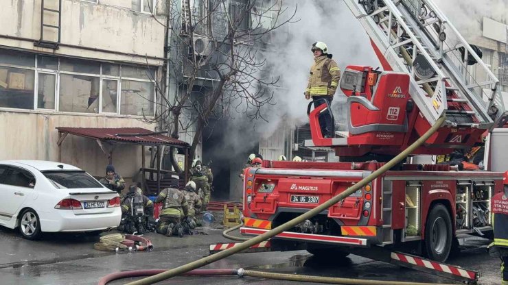 İSTANBUL’DA KAUÇUK İMALATHANESİNDEN ALEVLER YÜKSELDİ