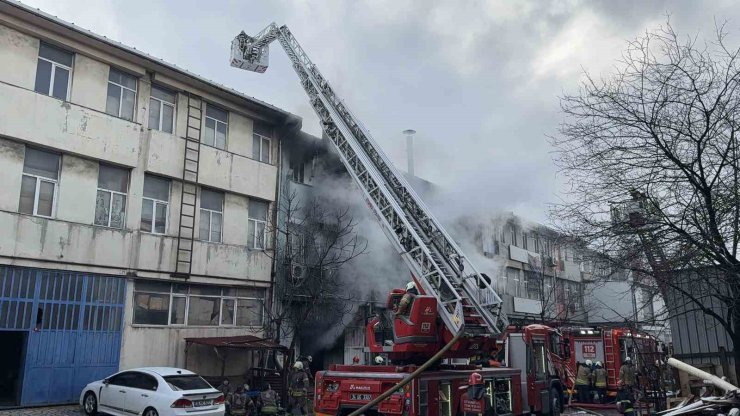 İSTANBUL’DA KAUÇUK İMALATHANESİNDEN ALEVLER YÜKSELDİ