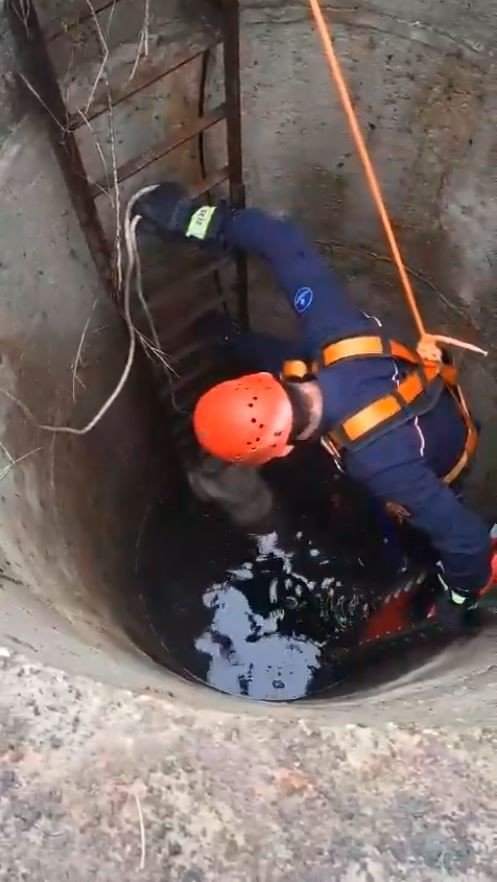 ÇATALCA’DA KUYUYA DÜŞEN KÖPEĞİ İTFAİYECİLER KURTARDI