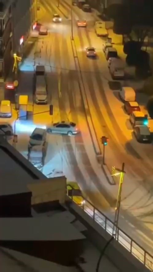 EYÜPSULTAN’DA KARLI HAVADA OTOMOBİLLER KAZA YAPTI, İETT OTOBÜSÜ YOLDA KALDI