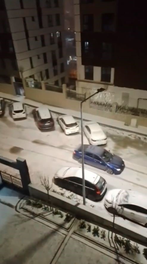 EYÜPSULTAN’DA KARLI HAVADA OTOMOBİLLER KAZA YAPTI, İETT OTOBÜSÜ YOLDA KALDI