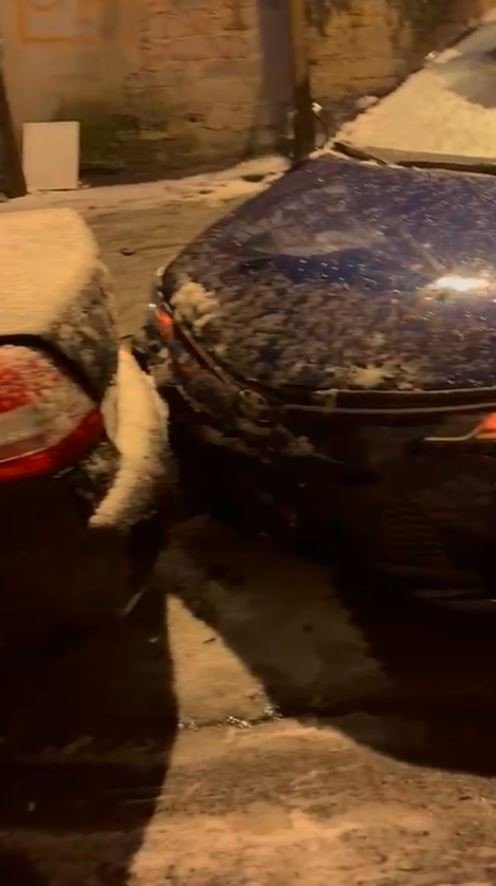 EYÜPSULTAN’DA KARLI HAVADA OTOMOBİLLER KAZA YAPTI, İETT OTOBÜSÜ YOLDA KALDI