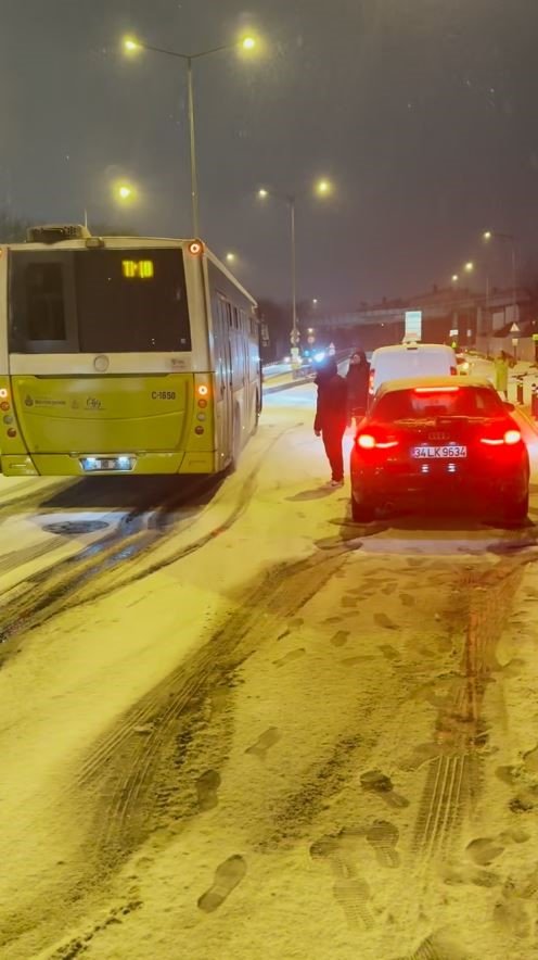 EYÜPSULTAN’DA KARLI HAVADA OTOMOBİLLER KAZA YAPTI, İETT OTOBÜSÜ YOLDA KALDI