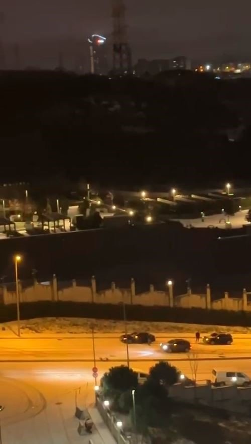 EYÜPSULTAN’DA KARLI HAVADA OTOMOBİLLER KAZA YAPTI, İETT OTOBÜSÜ YOLDA KALDI