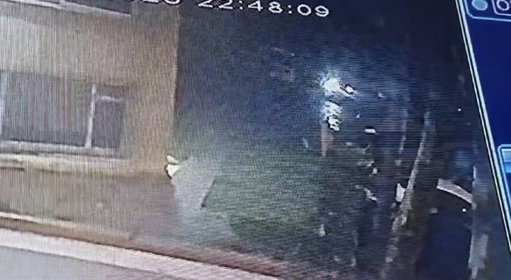 BEŞİKTAŞ’TA İSTİNAT DUVARININ 8 ARACIN ÜSTÜNE ÇÖKME ANLARI KAMERADA