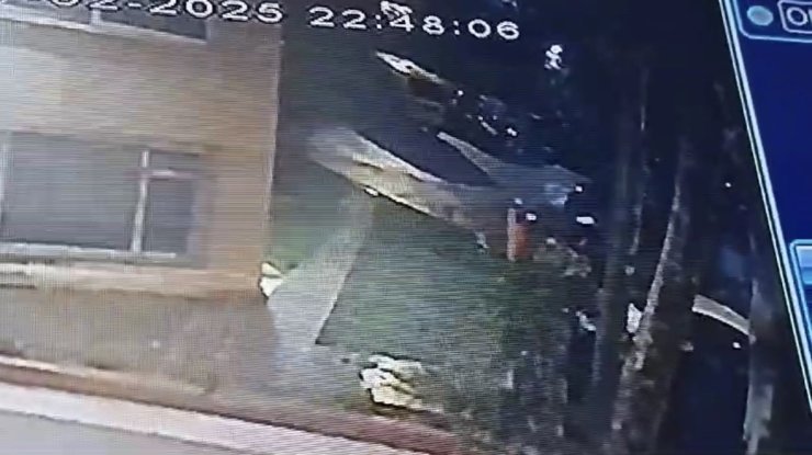 BEŞİKTAŞ’TA İSTİNAT DUVARININ 8 ARACIN ÜSTÜNE ÇÖKME ANLARI KAMERADA