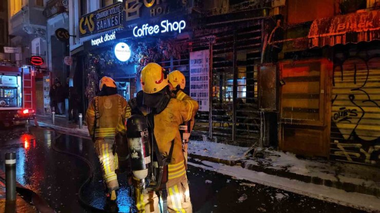 BEYOĞLU’NDA KORKUTAN OTEL YANGINI