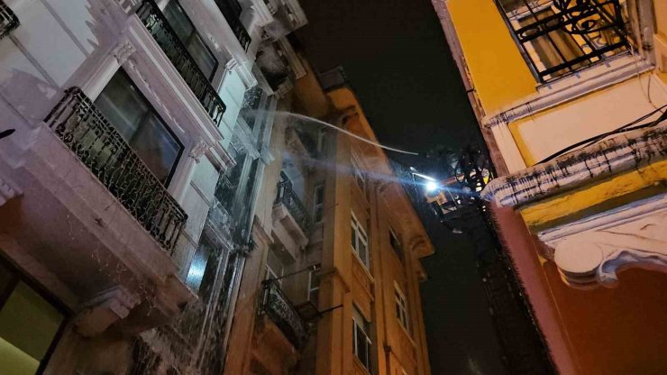BEYOĞLU’NDA KORKUTAN OTEL YANGINI