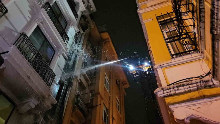 BEYOĞLU’NDA KORKUTAN OTEL YANGINI