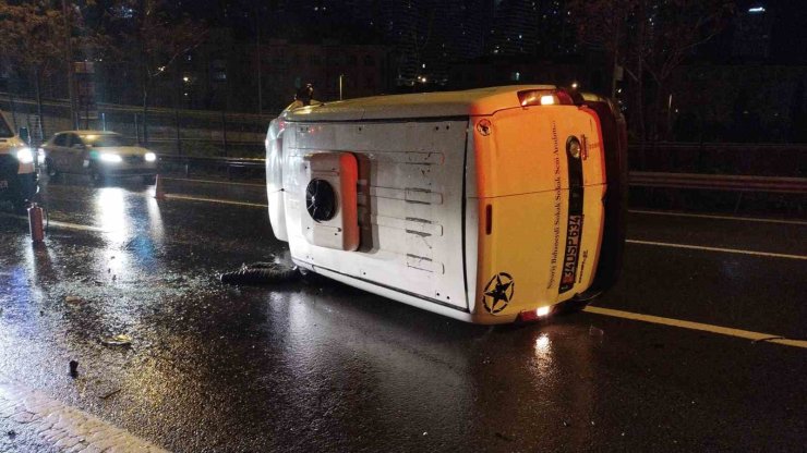 BARİYERE ÇARPAN HAFİF TİCARİ ARAÇ YAN YATTI