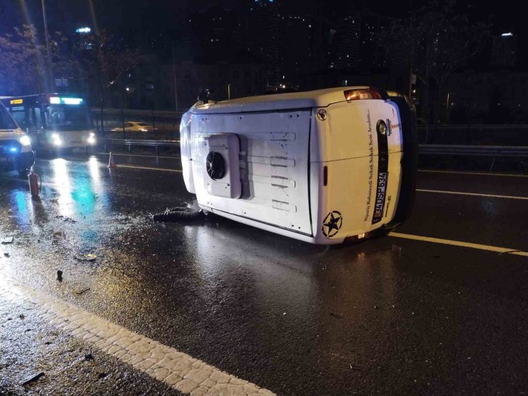 BARİYERE ÇARPAN HAFİF TİCARİ ARAÇ YAN YATTI