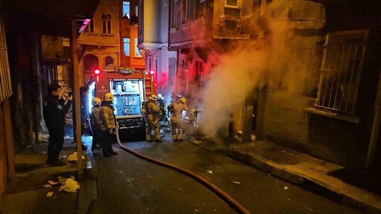 BEYOĞLU’NDA 4 KATLI BİNADA ELEKTRİK SOBASINDAN YANGIN ÇIKTI