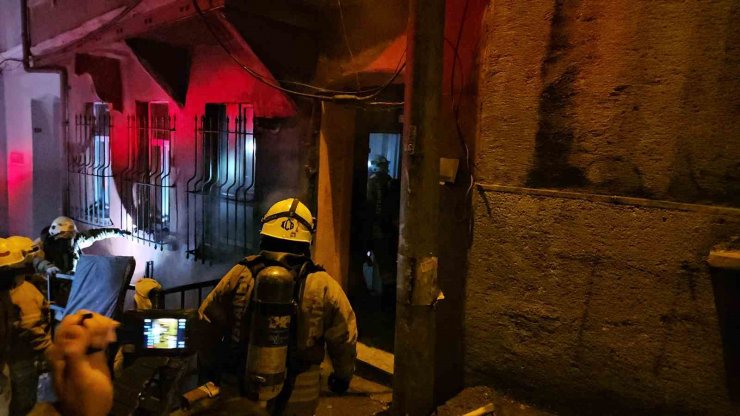 BEYOĞLU’NDA 4 KATLI BİNADA ELEKTRİK SOBASINDAN YANGIN ÇIKTI