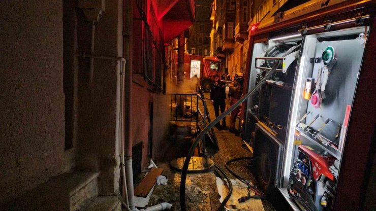 BEYOĞLU’NDA 4 KATLI BİNADA ELEKTRİK SOBASINDAN YANGIN ÇIKTI