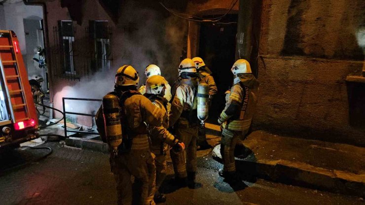 BEYOĞLU’NDA 4 KATLI BİNADA ELEKTRİK SOBASINDAN YANGIN ÇIKTI