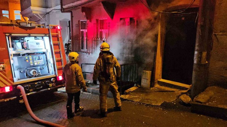 BEYOĞLU’NDA 4 KATLI BİNADA ELEKTRİK SOBASINDAN YANGIN ÇIKTI