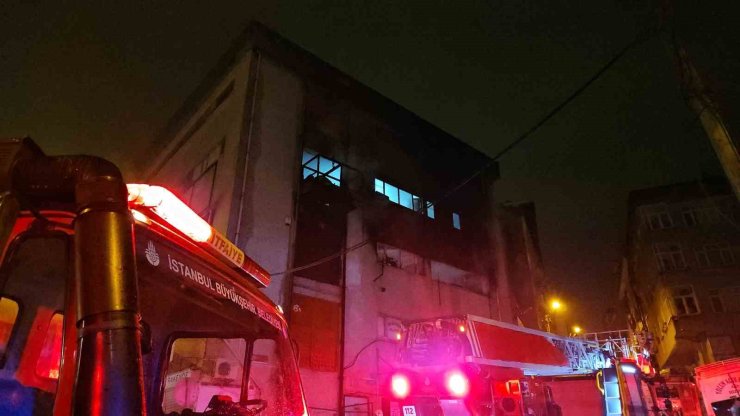 BAĞCILAR’DA TEKSTİL ATÖLYESİNDE YANGIN: 2 KİŞİ DUMANDAN ETKİLENDİ