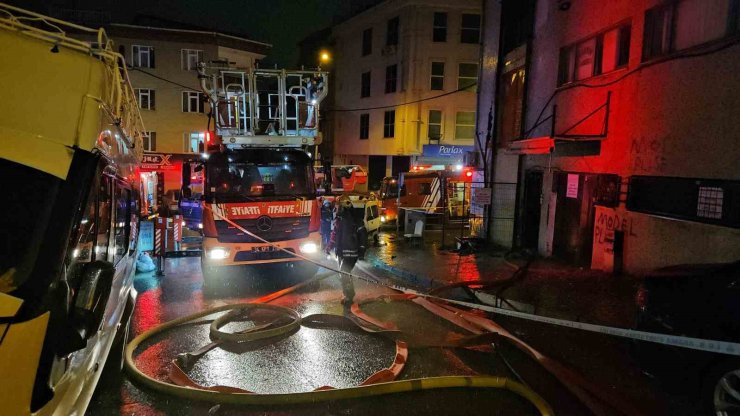 BAĞCILAR’DA TEKSTİL ATÖLYESİNDE YANGIN: 2 KİŞİ DUMANDAN ETKİLENDİ