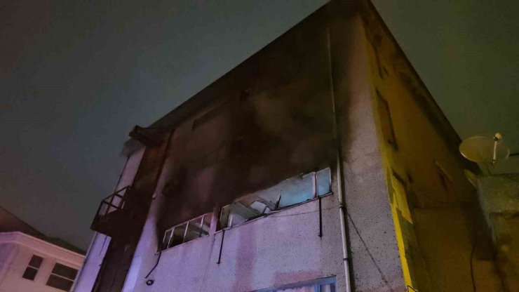 BAĞCILAR’DA TEKSTİL ATÖLYESİNDE YANGIN: 2 KİŞİ DUMANDAN ETKİLENDİ