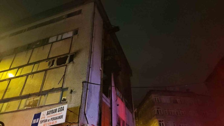 BAĞCILAR’DA TEKSTİL ATÖLYESİNDE YANGIN: 2 KİŞİ DUMANDAN ETKİLENDİ