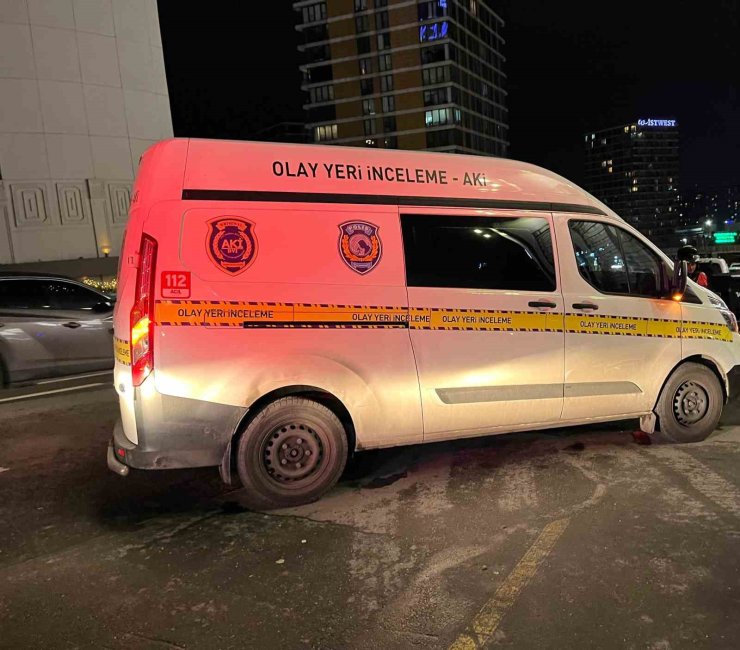 BAHÇELİEVLER’DE AVM ÖNÜNDE SİLAHLI SALDIRI: 1 YARALI