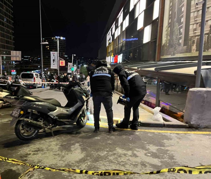 BAHÇELİEVLER’DE AVM ÖNÜNDE SİLAHLI SALDIRI: 1 YARALI