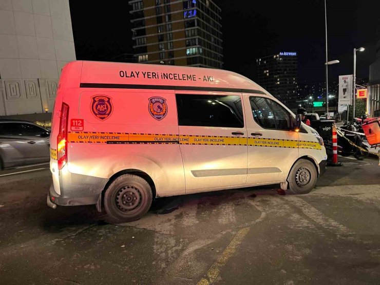 BAHÇELİEVLER’DE AVM ÖNÜNDE SİLAHLI SALDIRI: 1 YARALI