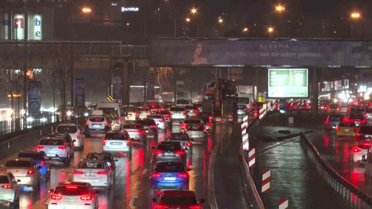 İSTANBULLULAR HAFTAYA YOĞUN TRAFİKLE BAŞLADI