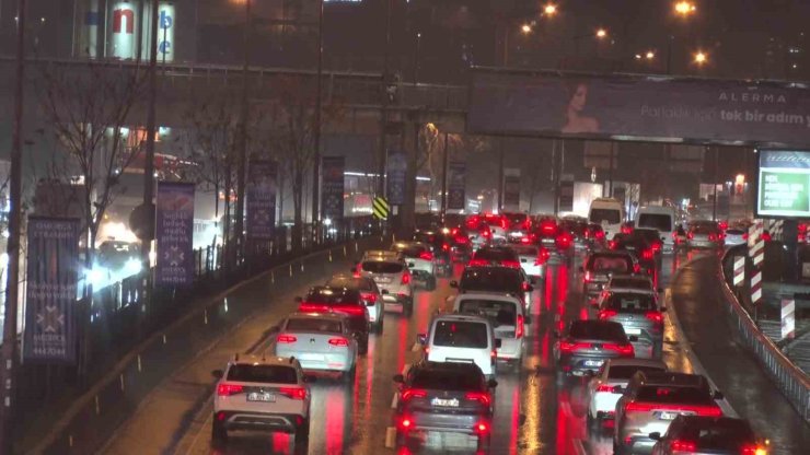 İSTANBULLULAR HAFTAYA YOĞUN TRAFİKLE BAŞLADI