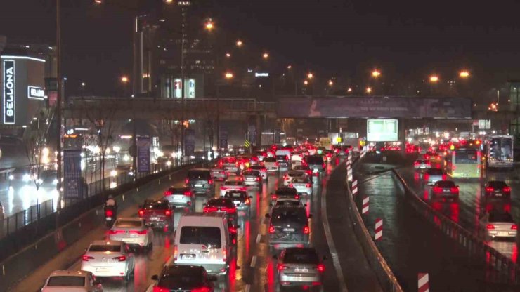 İSTANBULLULAR HAFTAYA YOĞUN TRAFİKLE BAŞLADI