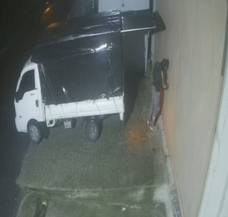 ARNAVUTKÖY’DE ACEMİ HIRSIZLAR İMALATHANENİN KAPISINI AÇAMAYINCA KIRMAYA ÇALIŞTI