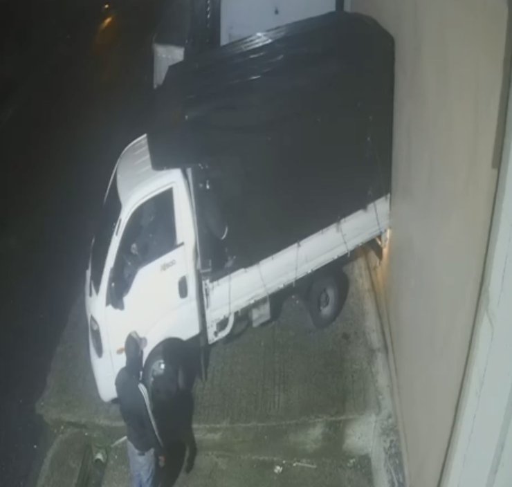 ARNAVUTKÖY’DE ACEMİ HIRSIZLAR İMALATHANENİN KAPISINI AÇAMAYINCA KIRMAYA ÇALIŞTI