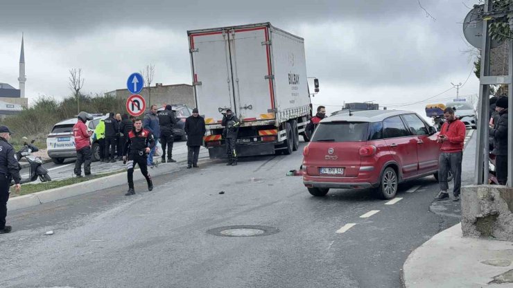 ARNAVUTKÖY’DE FECİ KAZA, MOTO KURYE KAMYONUN ALTINDA KALARAK CAN VERDİ