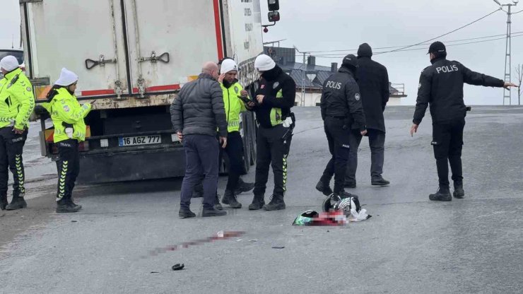 ARNAVUTKÖY’DE FECİ KAZA, MOTO KURYE KAMYONUN ALTINDA KALARAK CAN VERDİ