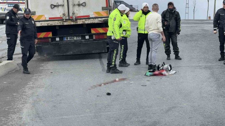 ARNAVUTKÖY’DE FECİ KAZA, MOTO KURYE KAMYONUN ALTINDA KALARAK CAN VERDİ