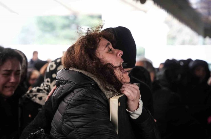 KADIKÖY’DE BIÇAKLANARAK ÖLDÜRÜLEN İTALYAN ŞEFİN OĞLU SON YOLCULUĞUNA UĞURLANDI