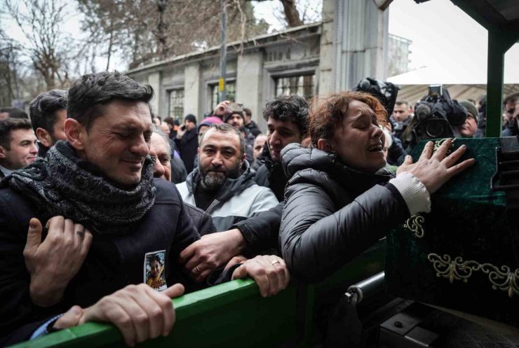 KADIKÖY’DE BIÇAKLANARAK ÖLDÜRÜLEN İTALYAN ŞEFİN OĞLU SON YOLCULUĞUNA UĞURLANDI