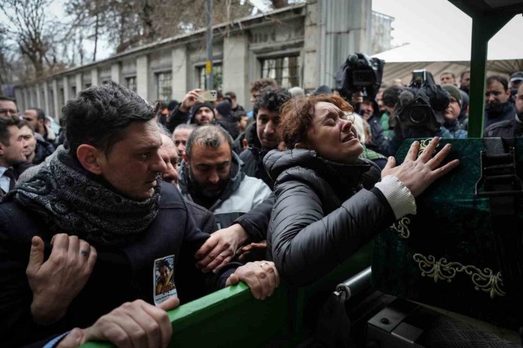 KADIKÖY’DE BIÇAKLANARAK ÖLDÜRÜLEN İTALYAN ŞEFİN OĞLU SON YOLCULUĞUNA UĞURLANDI