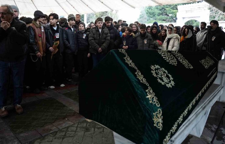 KADIKÖY’DE BIÇAKLANARAK ÖLDÜRÜLEN İTALYAN ŞEFİN OĞLU SON YOLCULUĞUNA UĞURLANDI