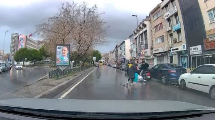 KADIKÖY’DE MOTOSİKLET YAYAYA ÇARPTI: KAZA ANI KAMERADA