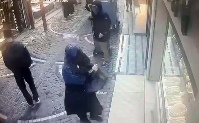 KAPALIÇARŞI’DA FİLM GİBİ OLAY: SUÇ MAKİNESİ KADIN KILIĞINA GİREREK HIRSIZLIK YAPTI